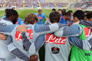 Cagliari-Napoli squadra unita in cerchio