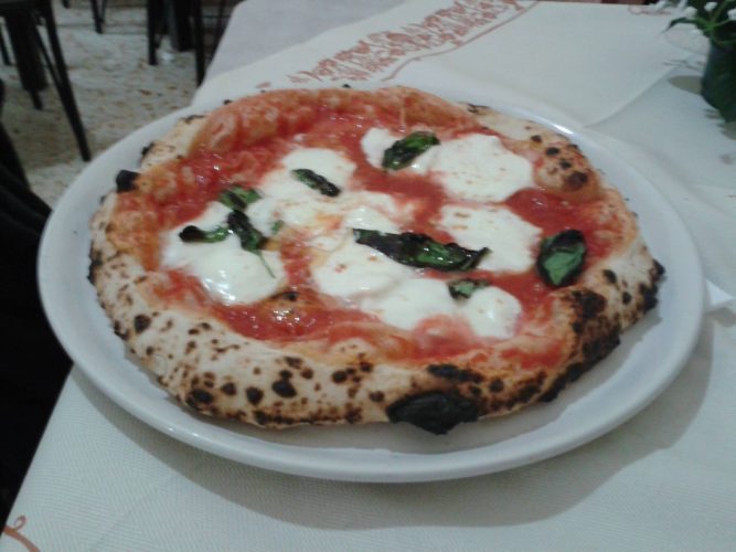 Al Cantinone, il fuoriclasse della vera pizza napoletana