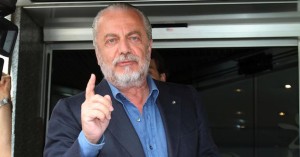 Il presidente del Napoli calcio Aurelio De Laurentis oggi, 4 luglio 2012, al suo arrivo in via Rosellini, a Milano, per partecipare all'assemblea di Lega Serie A. ANSA / MATTEO BAZZI