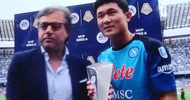 Napoli, qualche fischio per Giuntoli durante la premiazione: pesano le voci sulla Juventus