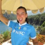 Dua Lipa a Ischia in maglia del Napoli: le foto social del viaggio di nozze | Spettacoli