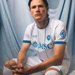 SSC Napoli presenta la nuova seconda maglia 2026/27 ideata per il Centenario: stile albiceleste, dettagli del Vesuvio e chip NFC integrato.