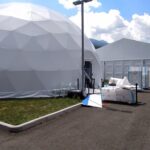 SSC NAPOLI | E’ domenica e a Dimaro si ravora intensamente per il ritiro 2026, nella SKI.IT Arena è “atterrata” la candida astronaveper i Cimeli di 100 anni