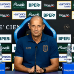 Allegri sprona il Napoli prima del Como: «L’emozione del debutto al Maradona, la Champions e il mercato»